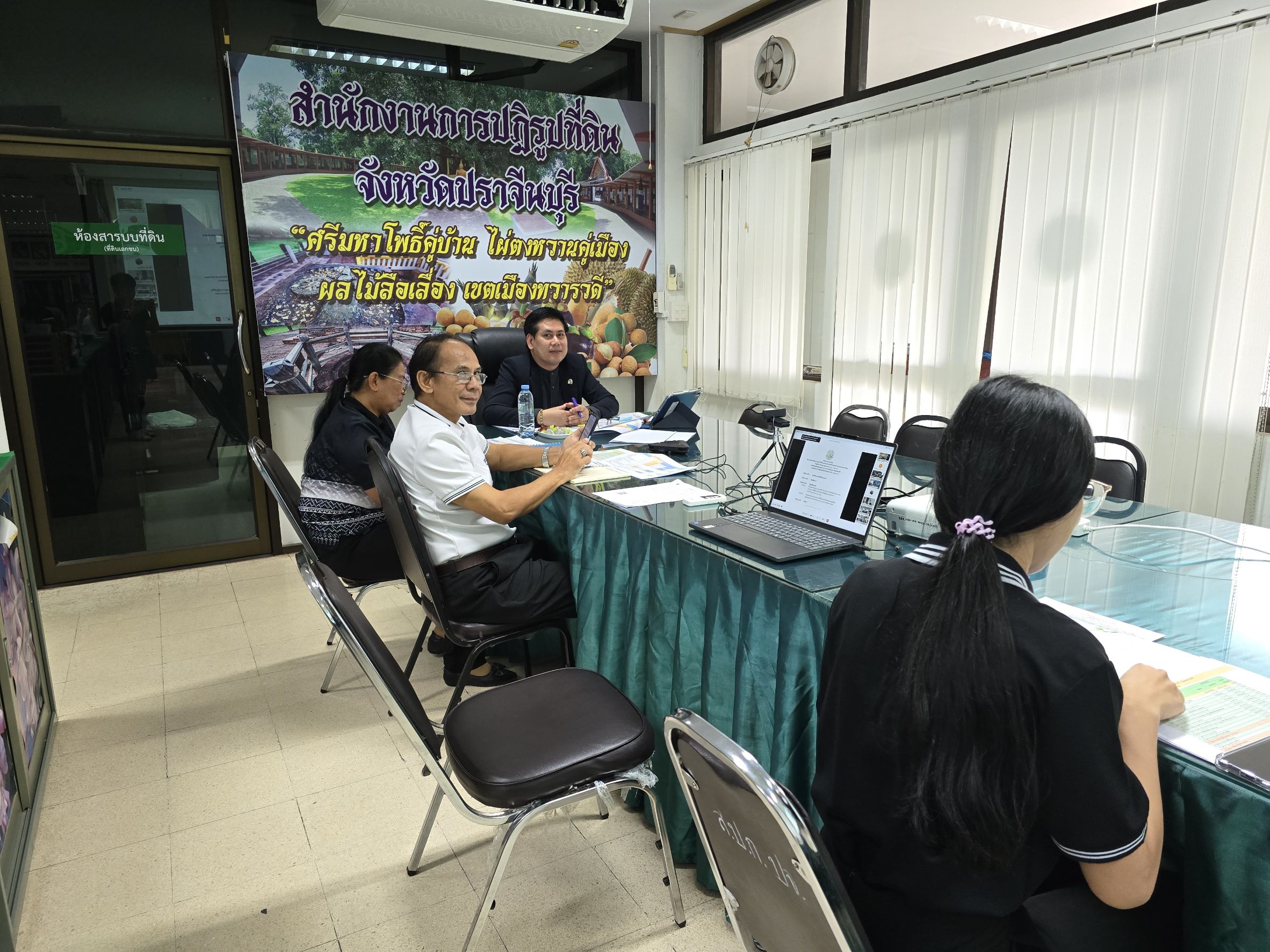 title - วันพุธที่ 19 สิงหาคม 2569 เวลา 09.00 น. นายวิทูล ประดิษฐบุญ ปฏิรูปที่ดินจังหวัดปราจีนบุรี พร้อมด้วย เจ้าหน้าที่ ส.ป.ก.ปราจีนบุรี เข้าร่วมการประชุม ติดตามผลการดำเนินงาน และการใช้จ่ายงบประมาณ ประจำปีงบประมาณ พ.ศ. 2569 (ภาคกลาง)